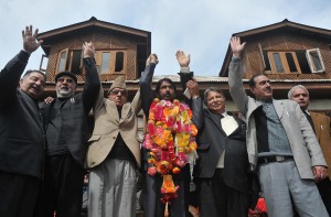 Newly  appointed PCC  chief Ghulam Ahmad Mir with  former Congress chief Prof. Saif-ud-Din Soz and senior party leaders joining hands during a rally at Party office in Srinagar on Saturday.              —Excelsior/Amin War
