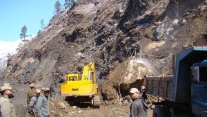 BRO machine clearing landslide near Gangroo in Ramsu area on Jammu-Srinagar National Highway on Friday. More pics on page 5&9.                    —Excelsior/Parvez