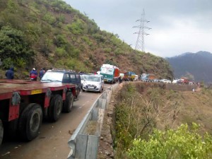 A view of heavy traffic jam near Udhampur on Jammu-Srinagar National Highway on Sunday.  More pics on page No. 5-Excelsior/Vasu