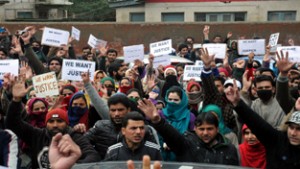  Contractual teachers protesting in Srinagar on Wednesday.    -Excelsior/ Amin War