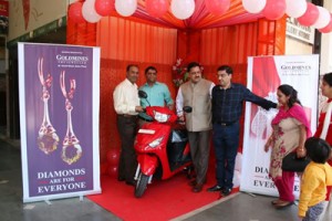 Kiran Wattal in presence of Ashwani Sharma inaugurating lucky draw scheme launched by Hallmark Jewellery Store "Goldmines" at Bahu Plaza on Saturday.