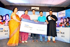 MoS Education, Information and Culture Priya Sethi, presenting a cheque of Rs 1 lakh to the winning team during a quiz competition at GCW Parade on Monday.