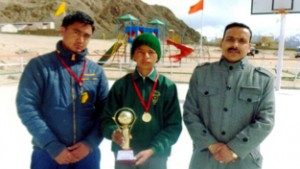 Archer Mohd Tanveer posing along with dignitaries.