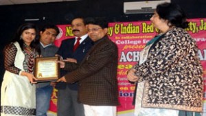 Divisional Commissioner Shantmanu presenting Young Women Achiever Award to one of the recipients.