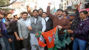 Congress activists staging protest against Mufti's remarks in Jammu on Tuesday. -Excelsior/ Rakesh 