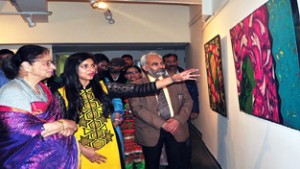 First Lady, Usha Vohra being briefed about the painting.