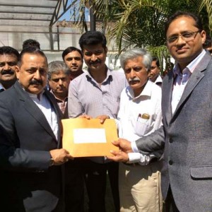 Union Minister Dr Jitendra Singh receiving a cheque for flood relief  from a delegation of Jammu University Teachers Association (JUTA) led by its President, Dilip Singh Jamwal at Jammu on Sunday.