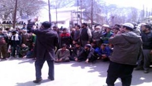 Stranded passengers protesting at Kishtwar. —Excelsior/Tilak Raj