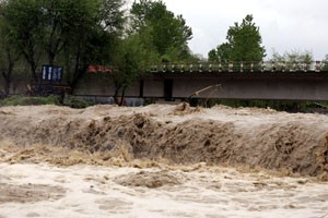 Sheeri road in Baramulla district inundated due to continued downpour on Monday.    —Excelsior/Aabid Nabi