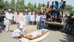 Family of Ajay Kumar murdered in Malaysia protest outside Press Club.      -Excelsior/ Rakesh