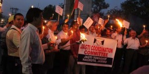 KPs taking out candle light procession near Press Club Jammu on Monday.                   —Excelsior/Rakesh