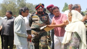 A ‘Veer Nari’ discussing point with GOC during Ex-servicemen rally at Sunderbani. 