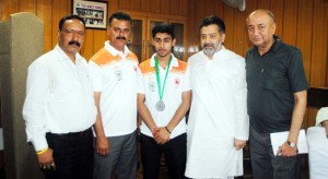  Vansh Gupta and Chotu Lal along with Minister for Sports, Imran Raza Ansari in Jammu.