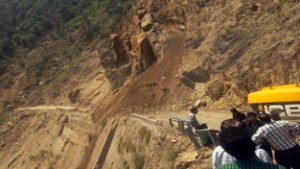 Landslide hit Batote-Kishtwar highway at Raggi Nallah. -Excelsior/Tilak Raj