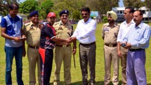 Skipper of Chenab Gas Royals receiving a cash prize of                      Rs 10,000 from chief guest, Jagjit Kumar, IGP Security J&K. 