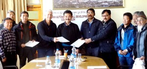 Dignitaries of LAHDC Leh and Ladakh Winter Sports Club, Leh while signing MoU on Thursday.