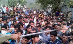 Candidates jostling with each other for tyring to seek entry into recruitment rally venue at Talwara on Monday. -Excelsior/ Mengi