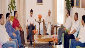Governor, N N Vohra meets Tourism Federation delegation at Raj Bhavan.