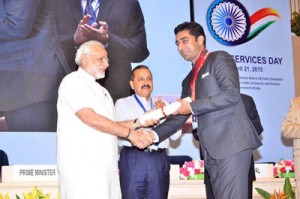 Deputy Commissioner Kathua, Dr Shahid Iqbal Choudhary receiving award from Prime Minister, Narendra Modi at Vigyan Bhawan, New Delhi. Also seen in the picture is Union Minister Dr Jitendra Singh.
