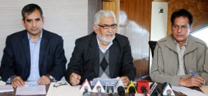 Senior members of Kashmir Hotel and Restaurant Owners Federation addressing a press conference in Srinagar on Wednesday.  -Excelsior/ Amin War