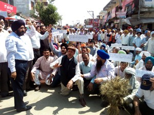 Farmers of Ramgarh holding protest in support of their demands on Saturday. -Excelsior/Rakesh