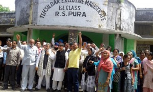 NPP leaders & farmers raising slogan during protest outside Tehsildar Office at R S Pura on Monday.