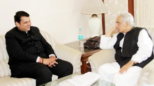 Chief Minister Mufti Mohammad Sayeed interacting with Maharashtra Chief Minister Devender Fadnavis at Mumbai on Friday.