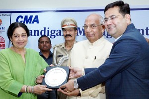 Dr. Anshu Kataria, Chairman, Aryans Group while presenting memento to guests.