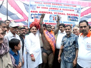 Wrestler Benia Min being felicitated after clinching 44th Roun-Domail Kesari title on Tuesday.