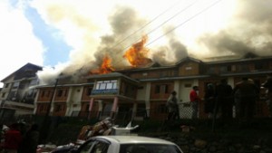 Hotel Poshwan at Gulmarg in flames. —Excelsior/Aabid Nabi