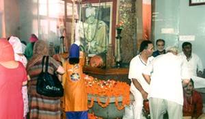 Devotees performing darshan at Gopinathji Ashram.