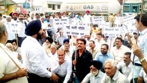 Congress activists protesting on National Highway at Vijaypur on Monday.