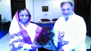 Prof Bhim Singh presenting bouquet to Pratibha Devisingh Patil during meeting.