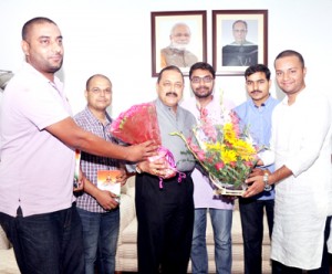 IAS aspirants and student leaders felicitating Union Minister Dr Jitendra Singh for the decision to change the examination pattern for selection to Civil Services, at New Delhi on Saturday.