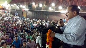 Union Minister Dr Jitendra Singh addressing a mammoth gathering of IAS/Civil Services aspirants and students at a reception organized in his honour at the student hub of Dr. Mukherjee Nagar adjoining Delhi University campus on Thursday.
