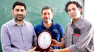 Balwant Thakur being felicitated by YUVAA at Jalandhar.