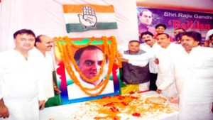 Senior Congress leaders paying floral tributes to Late Rajiv Gandhi in a function at Jammu on Thursday.  -Excelsior/Rakesh