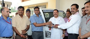 Ajeet Kumar Sahu, CEO, Shri Mata Vaishno Devi Shrine Board, Katra handing over keys of tractor and load carrier to Administrator Municipal Committee, Katra on Friday.