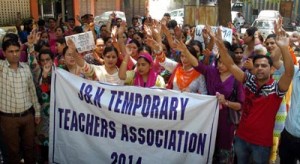 Temporary teachers protesting for their continuation on Saturday. —Excelsior/Rakesh