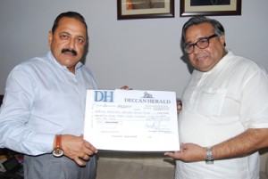Union Minister Dr Jitendra Singh receiving a relief cheque of Rs.2,00,33,910 from Political Editor & Bureau Chief, Deccan Herald, Shekhar Iyer at New Delhi on Thursday.