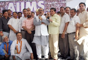Deputy Chief Minister, Dr Nirmal Singh announcing establishment of AIIMS before members of Coordination Committee at the venue of hunger strike near Tawi bridge on Thursday.— Excelsior/Rakesh