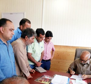 ReT Teachers submitting a memorandum to Education Minister Nayeem Akhtar at Srinagar on Monday.