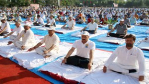Union Minister Dr Jitendra Singh along with DyCM Dr Nirmal Singh, Health Minister Lal Singh and others performing yoga at Gulshan Ground, Jammu on Sunday. -Excelsior/Rakesh