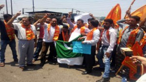 Shiv Sena leaders and activists protesting against waving of ISIS and Pakistan flags in Kashmir.