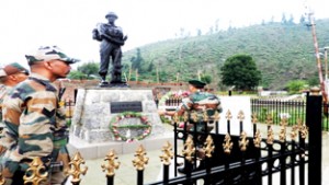 Commanding Officer laying wreath on the statue of Late Naib Subedar Chuni Lal at Bhaderwah.
