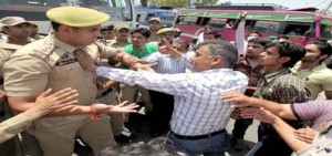 AIIMS Coordination Committee members clashing with police at Tawi bridge on Tuesday.  -Excelsior/Rakesh
