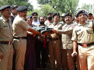 Pak Rangers handing over holy Chaddar to BSF at Zero Line near Chamliyal on Thursday. —Excelsior/Gautam