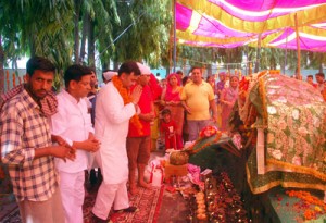 JKPCC general secretary, Vikram Malhotra and others paying obeisance at Baba Panjpeer Shrine at Talab Khatikan in Jammu.