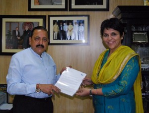 Union Minister Dr Jitendra Singh being handed over a request letter by Joint Managing Director, Apollo chain of Hospitals, Sangita Reddy for  a possible  public-private initiative in health and medical care in Northeast, at New Delhi.