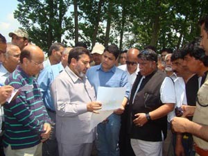 Minister for R&B, Syed Mohammad Altaf Bukhari issuing instructions to officers during his tour to Khanyar on Sunday.